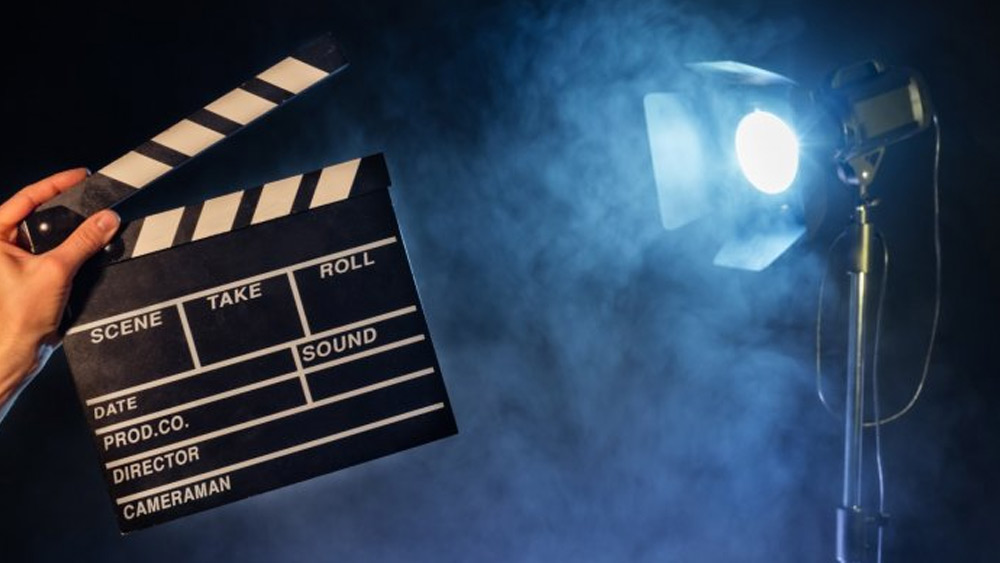 পরবর্তী কালে যত দিন গেছে বলিউড আরও সাহসী হয়েছে। নব্বইয়ের দশকে ‘কসবা’, ‘ব্যান্ডিট কুইন’, ‘মায়া মেমসাব’ সহ একাধিক ছবিতে নায়িকাকে সামনে থেকে সম্পূর্ণ নগ্ন অবস্থায় দেখানো হয়। আজকের ওয়েব সিরিজের যুগে নগ্নতা এবং যৌনতা অনেকটা স্বাভাবিক হলেও তখন ‘সেন্সর বোর্ড’-এর রক্তচক্ষু পেরিয়ে এই কাজ সহজ ছিল না।