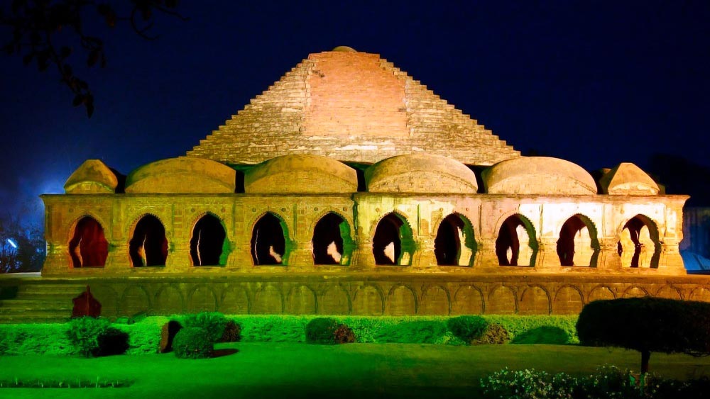 বিষ্ণুপুর তার সুন্দর পোড়ামাটির মন্দিরের জন্য বিখ্যাত। মন্দির নির্মাণের মাধ্যমে মল্ল রাজারা ভগবান কৃষ্ণের প্রতি তাঁদের ভক্তি প্রদর্শন করার জন্য বিশাল পোড়ামাটির মন্দির তৈরি করেছিলেন।