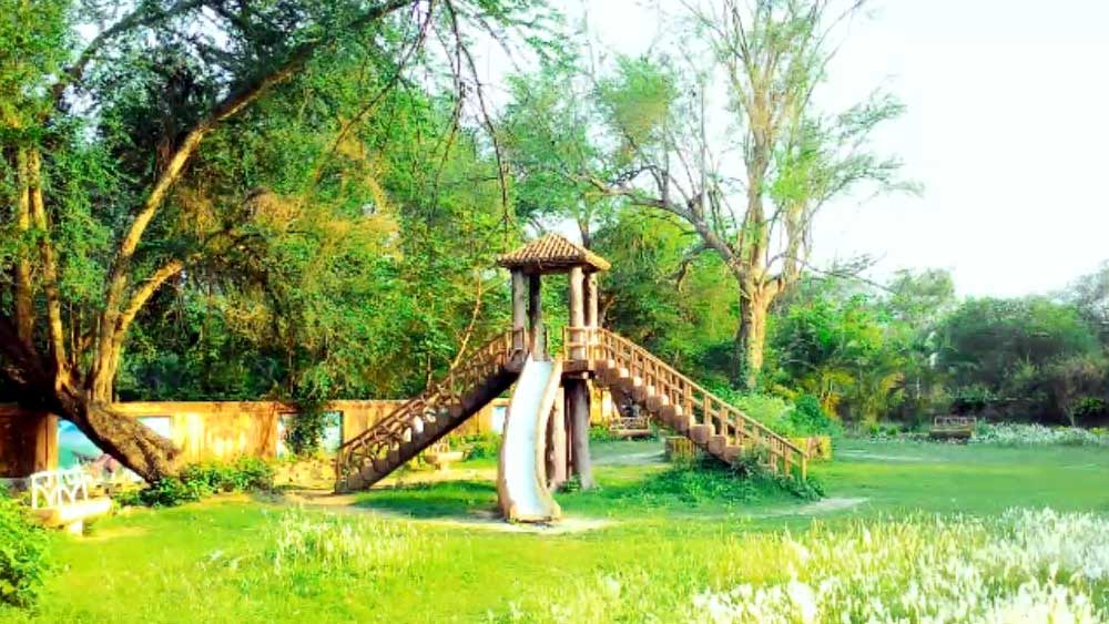 গড়চুমুক পশ্চিমবঙ্গের হাওড়া জেলায় হুগলি ও দামোদর নদীর সঙ্গমস্থলে অবস্থিত। গঙ্গার দর্শনীয় দৃশ্য দেখতে দেখতে সপ্তাহান্তে ভ্রমণের জন্য একটি জনপ্রিয় পর্যটন গন্তব্য হিসেবে জনপ্রিয় হচ্ছে। এটি দামোদর এবং হুগলি এই দুটি নদীর মিলনস্থলে অবস্থিত, যা স্থানটির প্রাকৃতিক সৌন্দর্যকে বাড়িয়ে তোলে।