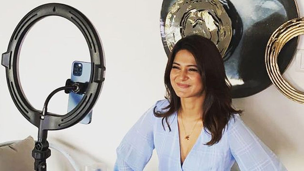 জেনিফারের অভিনয় জীবন শুরু হয়েছিল বেশ কম বয়সে। সেই ১৯৯৫ সালে। আমির খান এবং মনীষা কৈরালা জুটির ফিল্ম ‘অকেলে হম অকেলে তুম’-এ বেশ কয়েকটি দৃশ্যে ছিলেন তিনি। ২০০৩ সালে অভিষেক বচ্চনের বিপরীতে নায়িকার ভূমিকাতেও আসেন। তবে বলিউডে সে ভাবে কেরিয়ার জমেনি। কিন্তু ছোটপর্দায় তিনি প্রথমসারিতেই রয়েছেন। সাক্ষীর মতোই পারিশ্রমিক নেন জেনিফার। তবে এক দিনে নয়, শোনা যায় যে প্রতিটি পর্বে তাঁর রোজগার ১ থেকে ১ লাখ ২৫ হাজার টাকা।