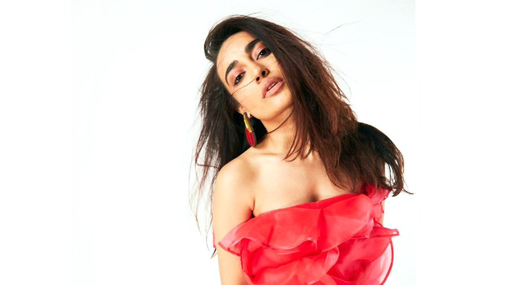 ছোটপর্দায় আর এক পরিচিত নাম সুরভি জ্যোতি। ‘আঁখিয়া তো দূর যায়ে না’, ‘কবুল হ্যায়’, ‘ইশ্‌কবাজ’ বা ‘নাগিন’— সুরভির ঝুলিতে রয়েছে একের পর এক জনপ্রিয় সিরিয়ালে কাজের অভিজ্ঞতা। পঞ্জাবি ফিল্ম ইন্ডাস্ট্রিতেও বেশ নাম কামিয়েছেন তিনি। ‘এক কুড়ি পঞ্জাব দি’ বা ‘মুন্ডে পাটিয়ালা দে’-র মতো বক্সঅফিসে সফল ফিল্মও করেছেন।