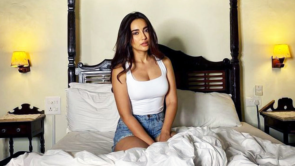 পঞ্জাবের জলন্ধরে বেড়ে ওঠা। সেখানেই ইংরেজি সাহিত্যে স্নাতরোত্তর পর্যন্ত প্রথাগত পড়াশোনা। জলন্ধরের থিয়েটার করতে করতে পঞ্জাবি ফিল্ম। ৩৩ বছরের সুরভি যে অভিনয়কেই পেশা হিসেবে বাছবেন, তা আর নতুন কী! ২০১২ সালে ছোটপর্দায় পা রাখেন। করণ সিংহ গ্রোভারের সঙ্গে ‘কবুল হ্যায় ২.০’-সহ বেশ কয়েকটি ওয়েবসিরিজও করেছেন সুরভি। অনেকে বলেন, ৭০-৭৫ হাজার টাকায় এক একটি পর্বে কাজ করেন তিনি।