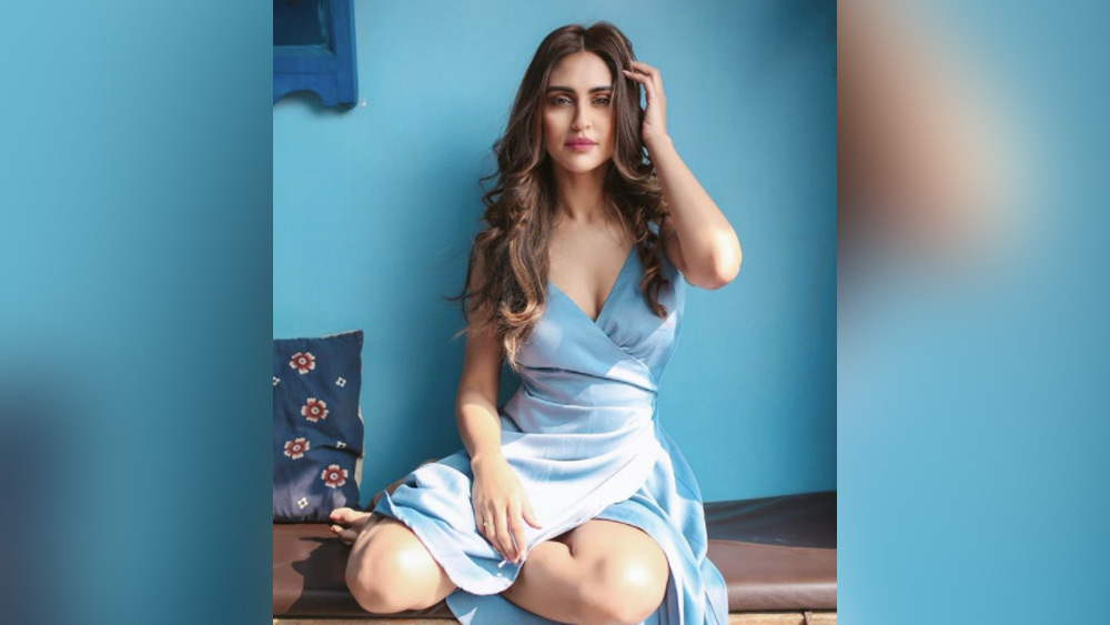 নিজের নামের মতোই ছোটপর্দায় ঝলমল করেন ক্রিস্টাল ডি’সুজা। টেলিদুনিয়ায় অনেকেই এ কথা বলেন। ‘সাত ফেরে: সালোনি কা সফর’, ‘কিস দেশ মে হ্যায় মেরা দিল’, ‘বাত হমারি পাক্কি হ্যায়’, ‘আহঠ’ বা ‘এক হাজারো মে মেরি বহনে হ্যায়’— ক্রিস্টালের আলোয় উজ্জ্বল হয়েছে একের পর এক সিরিয়াল। 