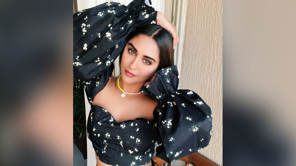 কলেজের পড়াশোনার সময় থেকেই অভিনয় শুরু করে দিয়েছিলেন ৩১ বছরের ক্রিস্টাল। মুম্বইয়ের বাসিন্দার এই ছোটপর্দায় প্রথম কাজ ২০০৭ সালে— ‘কহে না কহে’। তিনটে বলিউড ফিল্মে কাজ করলেও সে ভাবে নজর কাড়তে পারেননি। তবে ছোটপর্দায় বেশ জাঁকিয়ে বসেছেন। প্রতি পর্বে তাঁর পারিশ্রমিক নাকি ৫৫ থেকে ৬০ হাজার টাকা।