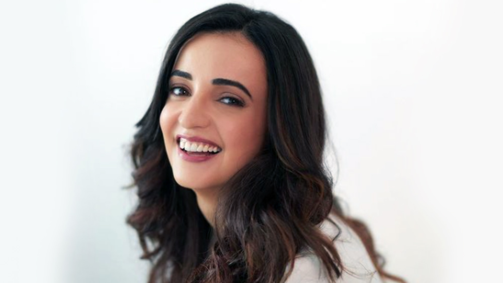 ফিল্ম অভিনয়ের পর টেলিভিশনে পা রেখেছিলেন সনায়া ইরানি। ২০০৬ সালে আমির খান-কাজল জুটির ‘ফনা’-তে ছোট্ট রোল ছিল সনায়ার। তবে বলিউডে নন, ছোটপর্দায় জনপ্রিয় তিনি। ‘লেফ্ট রাইট লেফ্ট’, ‘কসম সে’, ‘ইস প্যায়ার কো ক্যায়া নাম দু’ বা ‘রংরসিয়া’— সবেতেই ছাপ রেখেছেন সনায়া। করেছেন ‘ঝলক দিখলা যা’, ‘কিচেন চ্যাম্পিয়ন’ বা ‘নাচ বলিয়ে বক্স ক্রিকেট লিগ’-এর মতো রিয়্যালিটি শো।