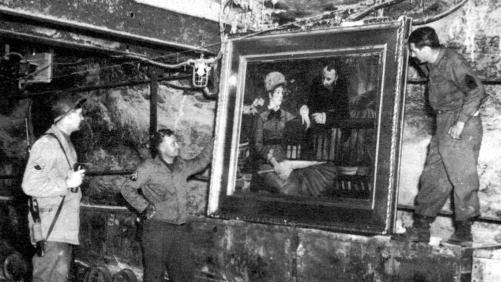 বিপুল সম্পত্তি লুকিয়ে রাখার জন্য মের্কের্সের নুন এবং পটাসিয়াম খনিগুলিকেই সুরক্ষিত বলে মনে হয়েছিল জার্মান সেনার। বার্লিন থেকে প্রায় দু’শো মাইল দক্ষিণ-পশ্চিমে ওই খনি ভিতরে আগে থেকেই যুদ্ধের অস্ত্রশস্ত্র তৈরি করত সেনা। কারণ, দ্বিতীয় বিশ্বযুদ্ধের সময় বোমাবর্ষণে তত দিনে খনির উপরের কারখানা ধূলিসাৎ হয়ে গিয়েছে।