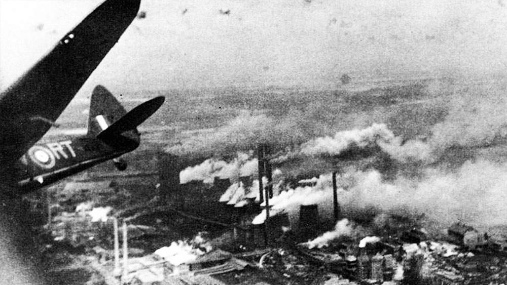 বার্লিনে সপ্তাহখানেকের মধ্যে প্রায় দু’হাজার ৩০০ টন বোমাবর্ষণ করেছিল আমেরিকান বি-১৭ বিমানের বোমারুরা। বোমাবর্ষণের মাঝেই মের্কের্সের রেলপথে ‘মালপত্র’ বোঝাই করে ট্রেন ছুটেছিল। তাতে ছিল এক হাজার বস্তায় ভরা ১০০ কোটি রাইখসমার্ক (১৯২৪ থেকে ১৯৪৮ সালের  ২০ জুন পর্যন্ত তৎকালীন পশ্চিম জার্মানিতে প্রচলিত মুদ্রা)। সঙ্গে ছিল বিপুল পরিমাণ বিদেশি মুদ্রাও। ছিল হিরের গয়না, সোনা-রুপোর কয়েন, বাঁট এবং গয়নাগাটি, সোনার বাক্সও। সবই ইহুদিদের থেকে লুটের সামগ্রী। প্রাশিয়ার ১৪টি সংগ্রহালয়ের এক-চতুর্থাংশ শিল্পকর্মও।