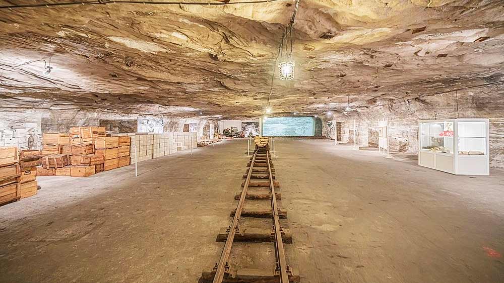 সপ্তাহখানেকের মধ্যে মের্কের্সে হানা দেয় থার্ড আর্মি। মের্কের্সের সম্পত্তির খবর পেয়ে খনির পাঁচটি প্রবেশপথে রক্ষী মোতায়েন করে তারা। ৭ এপ্রিল থার্ড আর্মির লেফেটেন্যান্ট কর্নেল উইলিয়াম এ রাসেলের নেতৃত্বে সেনা ঢোকে মের্কের্সের খনিতে। সঙ্গে ছিলেন চিত্রগ্রাহকরাও।