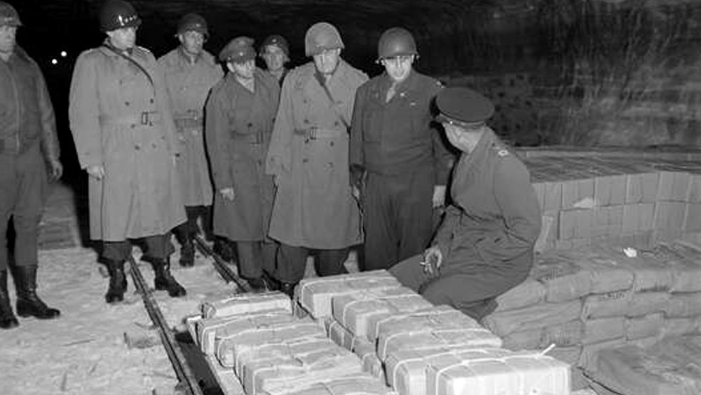 খনির ভিতরে চলমান সিঁড়ি দিয়ে নামতেই আমেরিকার সেনানিদের চক্ষু চড়কগাছ! খনির ভিতরের প্রধান পথে রাখা ছিল ৫৫০টি বস্তাবোঝাই রাইখসমার্কের বান্ডিল। তবে আসল সম্পত্তি ছিল একটি গোপন কুঠুরিতে!