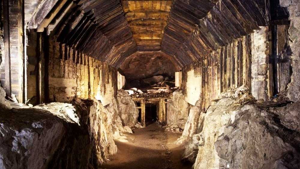 দেড়শো ফুট লম্বা এবং ৭৫ ফুট চওড়া গোপন কুঠুরির ছাদ ছিল ১২ ফুট উঁচুতে। কুঠুরির মধ্যে রাখা ছিল সোনার কয়েন এবং বাঁটবোঝাই সাত হাজার বস্তা। ৫৫টি বিশেষ বাক্সে বন্দি ছিল প্রচুর সোনার বাট। সঙ্গে আরও শত শত সোনার সামগ্রী।