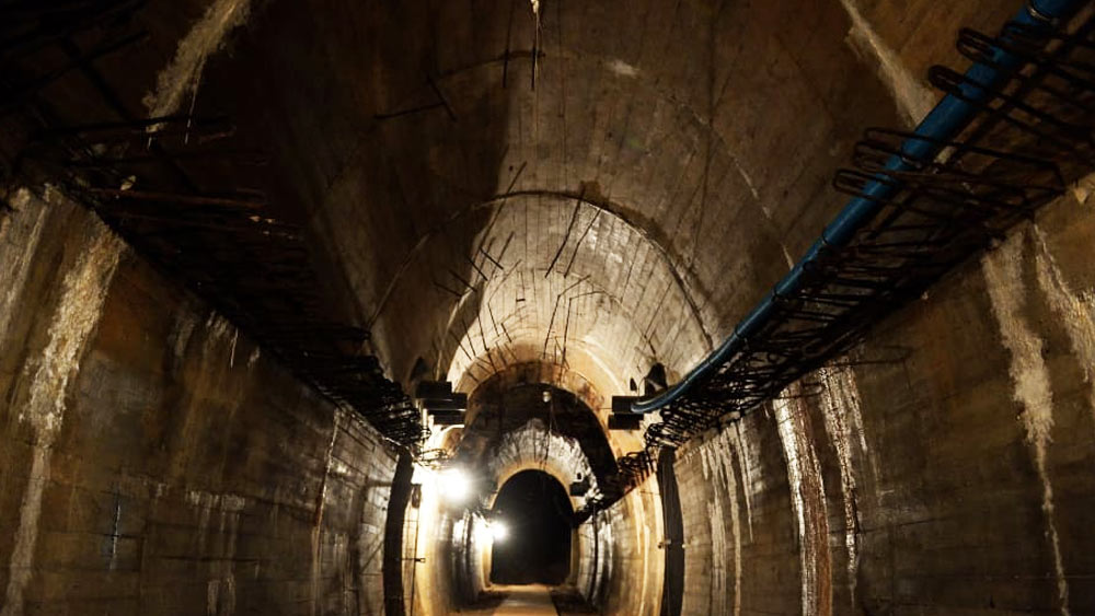 ছোট্ট কুঠুরিতে কী ভাবে বিপুল সম্পত্তি রাখা হয়েছিল? হতবাক জেনারেল আইজেনহাওয়ার পরে লেখেন, ‘সমস্ত কিছু ঠেসে স্যুটকেসে ভরা হয়েছিল। ট্রাঙ্ক ও অন্যান্য বাক্সে সোনা-রুপোর প্লেট, গয়নাগাঁটি ভরা ছিল। জায়গা বাঁচাতে হাতুড়ি দিয়ে পিটিয়ে সমস্ত সামগ্রীকে চ্যাপ্টা করে রাখা হয়েছিল।’ সব মিলিয়ে ওই ছোট্ট কুঠুরি থেকে ৫২ কোটি ডলারেরও বেশি সম্পত্তি উদ্ধার করেছিল থার্ড আর্মি! সেই সময়ের নিরিখে যা বিপুল পরিমাণ অর্থ।