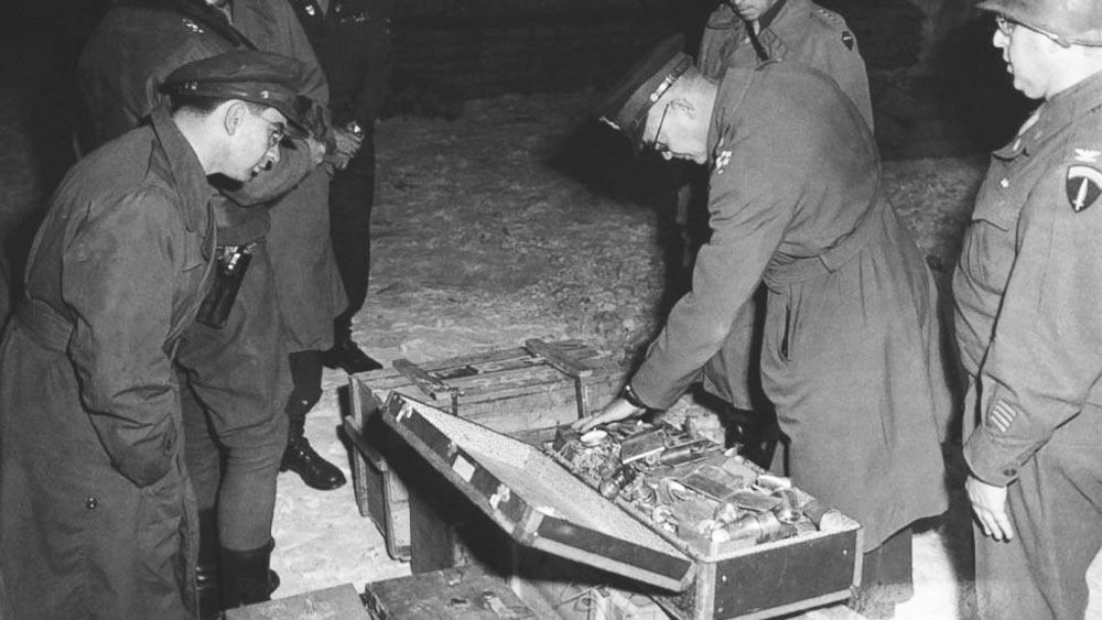 এই বিপুল পরিমাণ সম্পত্তির কী পরিণাম হয়েছিল? ’৪৫-এর গ্রীষ্মে ইউরোপের বিভিন্ন দেশে তাদের মুদ্রাগুলি ফিরিয়ে দিয়েছিল আমেরিকা। শিল্পসামগ্রীও ফেরানোর কাজ শুরু হয়েছিল। সোনা-রুপোর নোট বা মুদ্রা ফেরানোর কাজ যাতে সুষ্টু ভাবে হয়, সে জন্য ত্রিপাক্ষিক কমিশন গঠন করা হয়েছিল। ওই কাজ শেষ হয়েছে ১৯৯৬ সালে।