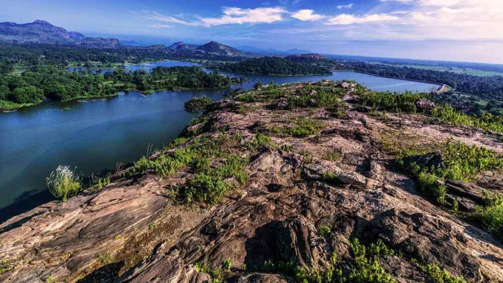 কেনকেচি হিল, মুরুগুমা হ্রদ এবং বন পরিদর্শন আপনার ভ্রমণ সার্থক করে তুলবে। মুরুগুমার কেনকেচি পাহাড় এই আদিবাসী গ্রামের অন্যতম আকর্ষণ। তবে ঠাণ্ডার ধাত থাকলে পর্যাপ্ত শীতবস্ত্র নিয়ে যাওয়াই ভাল। কারণ মুরুগুমায় তাপমাত্রা ৫ থেকে ৬ ডিগ্রি সেলসিয়াসে এবং রাতে নেমে যায় ৩ ডিগ্রি সেলসিয়াসে।