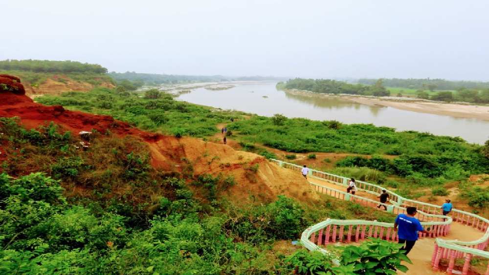 শিলাবতী নদীর তীরে অবস্থিত গনগনি জায়গাটি দু’-তিন দিনের ছুটি কাটানোর জন্য চমৎকার। শীতকালে এই সফর সারা জীবনের জন্য স্মরণীয় হয়ে থাকতে পারে। সূর্যাস্তের দৃশ্য এই জায়গায় বিরল অভিজ্ঞতা। 