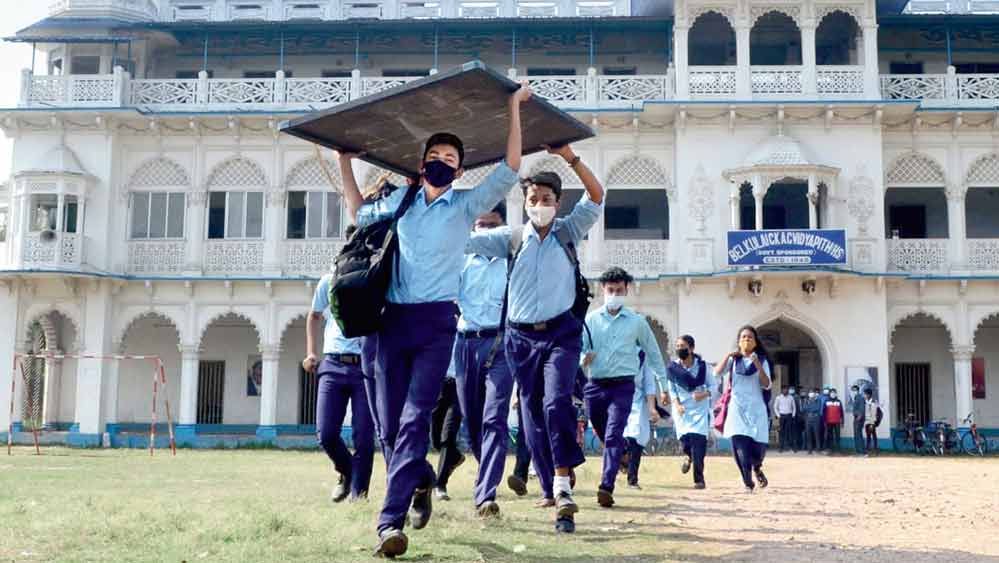 বৃহস্পতিবার থেকে চালু হচ্ছে ‘পাড়ায় পাঠশালা’। হাওড়ার উলুবেড়িয়া-২ ব্লকের বেলকুলাই সিকেএসি বিদ্যাপীঠ কাছেই তিনটি কেন্দ্র তৈরি করেছে। সেখানে প্রস্তুতির জন্য বুধবার স্কুল থেকে ব্ল্যাকবোর্ড নিয়ে যাচ্ছে ছাত্রছাত্রীরা। 