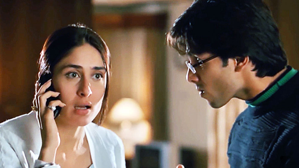 গীতকে আদিত্য বলেছিল, ‘‘উসে ফোন মিলা অউর গালি দে।’’ সোজা কথায় প্রাক্তনকে ভুলতে তাকে প্রাণ ভরে গালমন্দ করার পরামর্শ দিয়েছিল আদিত্য। নতুন বিজ্ঞাপনটিরও বক্তব্য কিছুটা তেমনই। দুনিয়া জোড়া ‘গীত’দের প্রাক্তন সমস্যার সমাধান করতে এক নতুন ধরনের উপায় বের করেছে বিজ্ঞাপনদাতারা। 