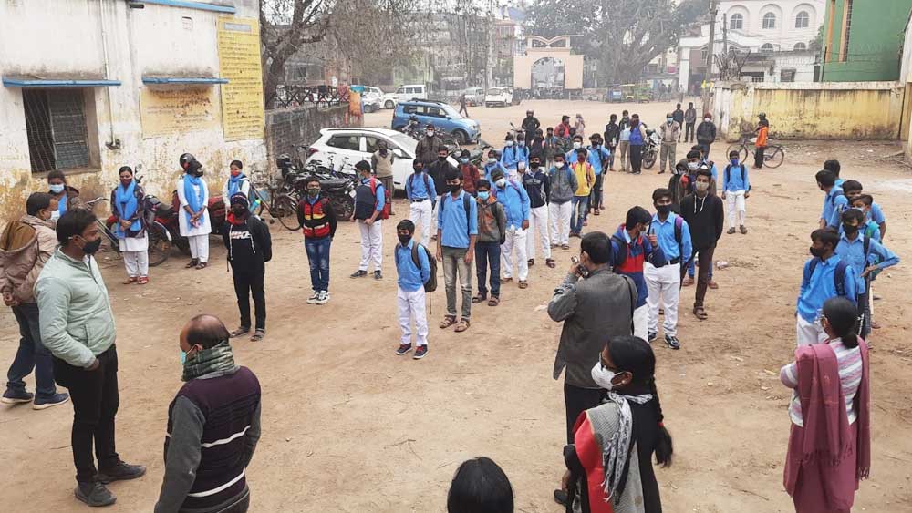 রাজ্য জুড়ে খুলল স্কুল-কলেজ, খুশি পড়ুয়া থেকে শিক্ষক, বিধি মানতে হিমশিম