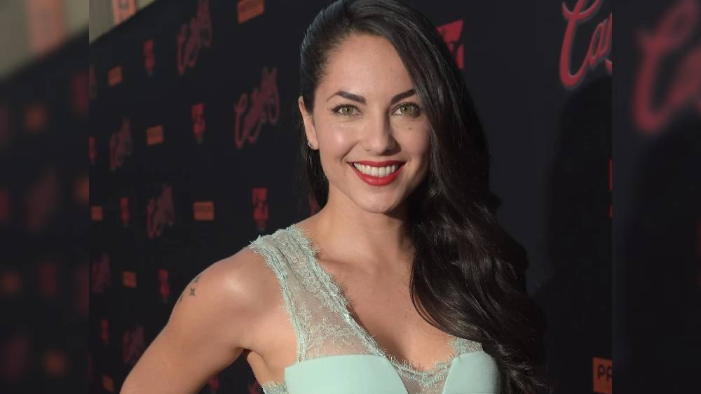 ঠিক সেই সময়েই প্রকাশ্যে আসে একটি খবর। জানা যায়, বন্ধু বারবারাকে কাইটের শ্যুটিং চলাকালীন একটি উপহার দিয়েছেন হৃতিক। যার দাম কম করে আড়াই থেকে তিন কোটি টাকা।