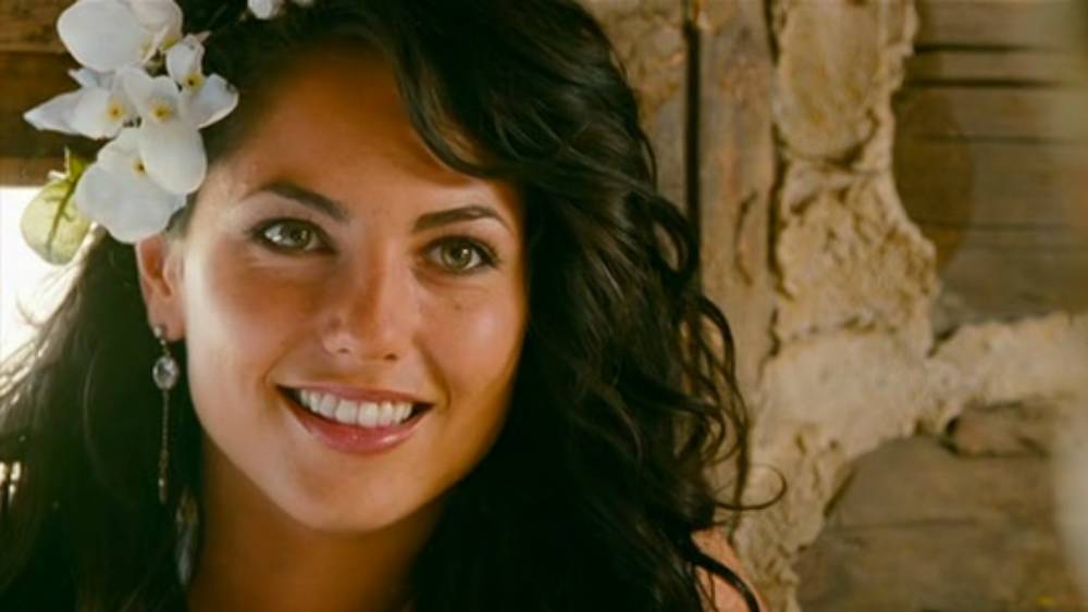 মেক্সিকান অভিনেত্রী নিজের দেশ ছেড়ে ভারতে এসেছিলেন ছবির শ্যুটিং করতে। শ্যুটিংয়ে যাতে তিনি নিজের বাড়ির কথা মনে না করেন, সেজন্যই তাঁকে ওই গাড়ি-বাড়ি উপহার দেন বলিউডের দুগ্গু।