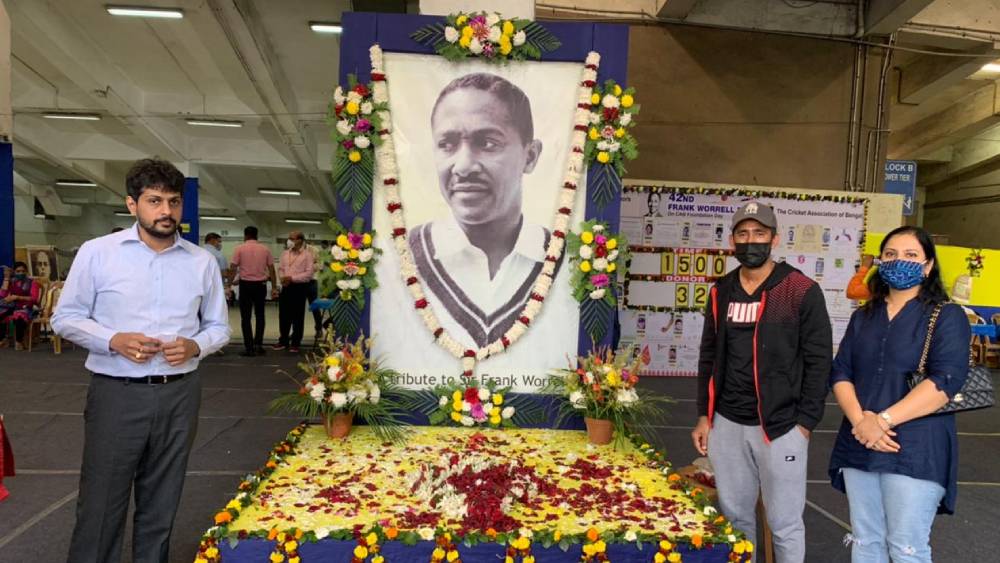 স্ত্রী রোমি এবং অভিষেকের সঙ্গে ফ্র্যাঙ্ক ওরেলের ছবির সামনে ঋদ্ধিমান।