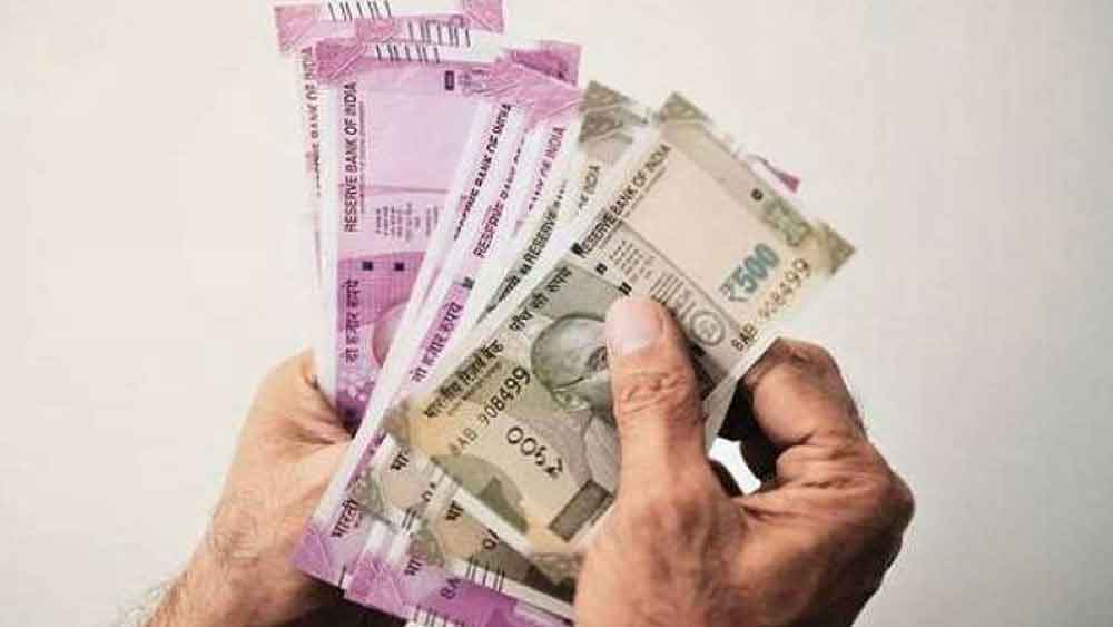 স্যাগির কলসেন্টারে রীতিমতো নিয়ম মেনে কর্মী নিয়োগ করা হত। খাতায়কলমে তাঁদের বেতন ছিল মাসে ৩০ থেকে ৪০ হাজার টাকা। যদিও তদন্তকারীরা পরে জানতে পেরেছিলেন, এই বেতন মাসে লাখ টাকাও ছুঁয়ে ফেলে কোনও কোনও সময়ে। 