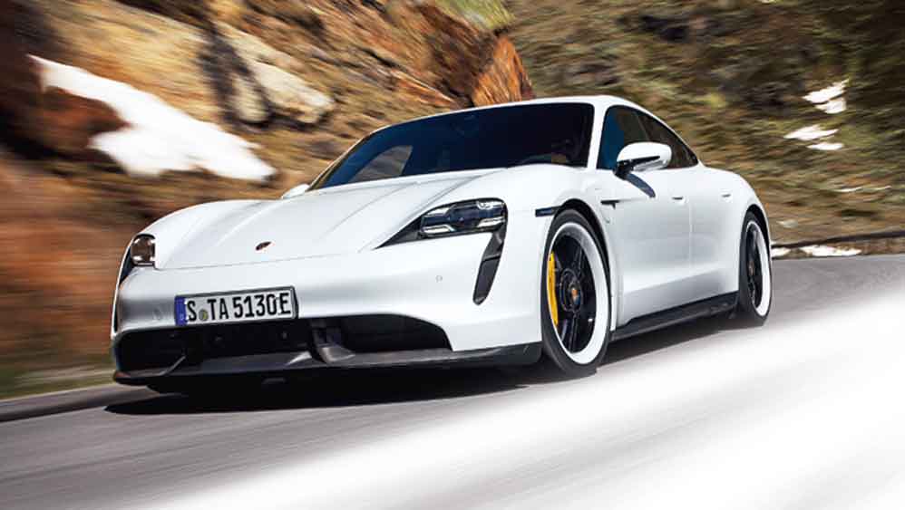 সেই টাকাতেই কোটিপতি সাগর এক সময় বিদেশি গাড়িতে গ্যারাজ ভরিয়েছিলেন। স্পোর্টস কার পছন্দ ছিল। ইতালি, জার্মানি থেকে গাড়ি কিনেছিলেন। এমনকি বিরাট কোহলীর সংগ্রহ থেকেও তাঁর প্রথম স্পোর্টস কারটি কিনে নিয়েছিলেন সাগর। আড়াই কোটি টাকা খরচ করেছিলেন ওই গাড়িটির জন্য।