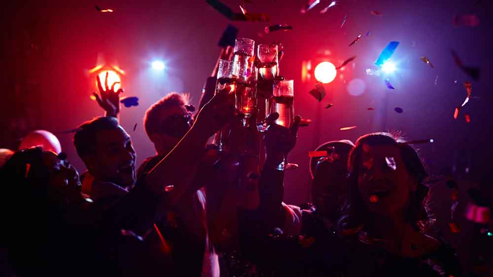 তখন টাকায় ভাসছেন সাগর। তাঁর ঘনিষ্ঠরা জানিয়েছেন, সে সময় বিদেশি নামি ডিজাইনার লুই ভিত্তোঁর স্যুট পরে ঘুরে বেড়াতেন। সপ্তাহের প্রতিদিন মুম্বইয়ের অভিজাততম ক্লবে বসত তাঁর সান্ধ্য আসর। বিদেশি গাড়িতে স্যাগির সঙ্গে থাকত দু’জন দেহরক্ষক। 