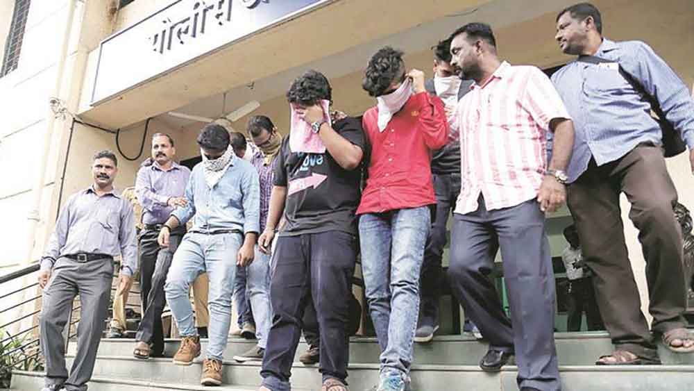 কিন্তু  ২০১৮ সালে পুরোপুরি ধরা পড়ে যায় সাগরের কারবার। বিভিন্ন শহরে অভিযান চালিয়ে সাগরের ভুয়ো কল সেন্টারের অন্তত ৬০০ জন কর্মীকে গ্রেফতার করে গোয়েন্দারা। সাগরকে তখনও ধরতে পারেনি পুলিশ। তবে আচমকা সাগর নিজেই ধরা দেন। ঠানের পুলিশের কাছে আত্মসমর্পণ করেন। 