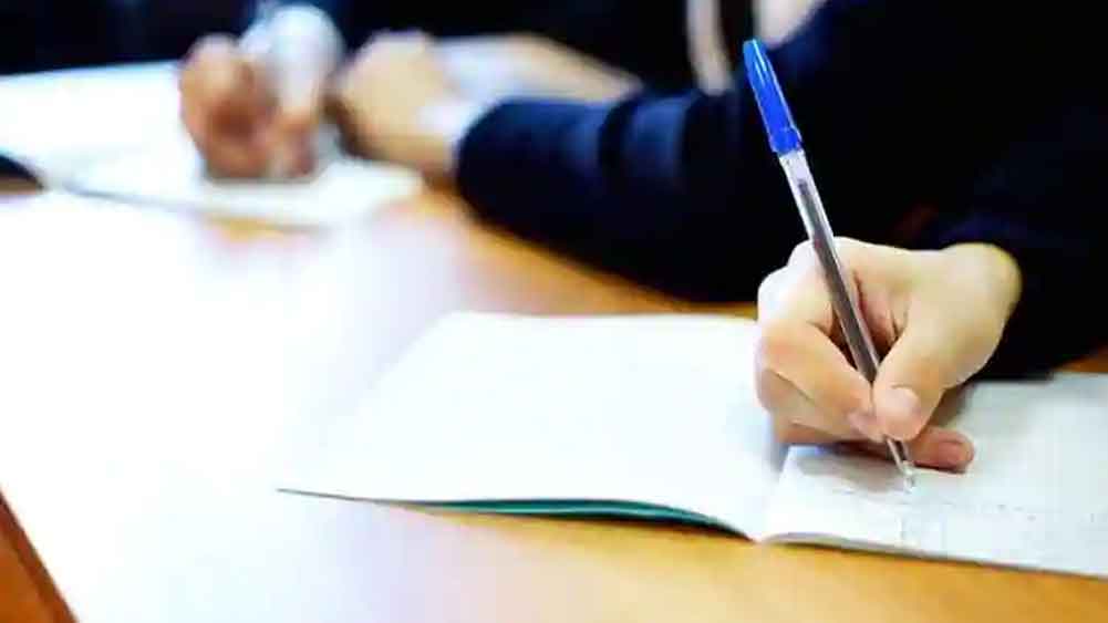 মধ্যবিত্ত পরিবারে এক কামরার ঘরে কষ্টে বড় হয়েছিলেন সাগর। বাবা ছিলেন ছোট ব্যবসায়ী মা গৃহবধূ। ক্লাস এইট পর্যন্ত কনভেন্টে পড়লেও পরে সরকারি স্কুল কলেজে শিক্ষা সম্পূর্ণ করেন। তবে কলেজে পড়ার সময় থেকেই প্রতারণা চক্রের সঙ্গে জড়িয়ে পড়েছিলেন এই তরুণ।