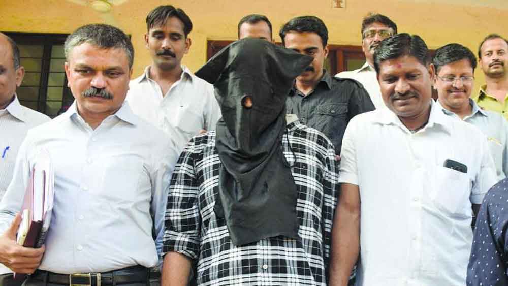 চিবুকে সযত্ন লালিত হালকা দাড়ি। লুই ভিত্তোঁর পোশাক। ইতালিয়ান এবং জার্মান স্পোর্টস কার মুম্বইয়ের অভিজাততম নাইট ক্লাবে যাতায়াত, সব সময়ের সঙ্গী বিশালদেহী দেহরক্ষী— ছেলেটিকে দেখে এক ঝলকে মনে হত জীবনে সাফল্যের শিখর ছুঁয়ে ফেলেছে। কিন্তু তার পরই নেমে এল অন্ধকার। 