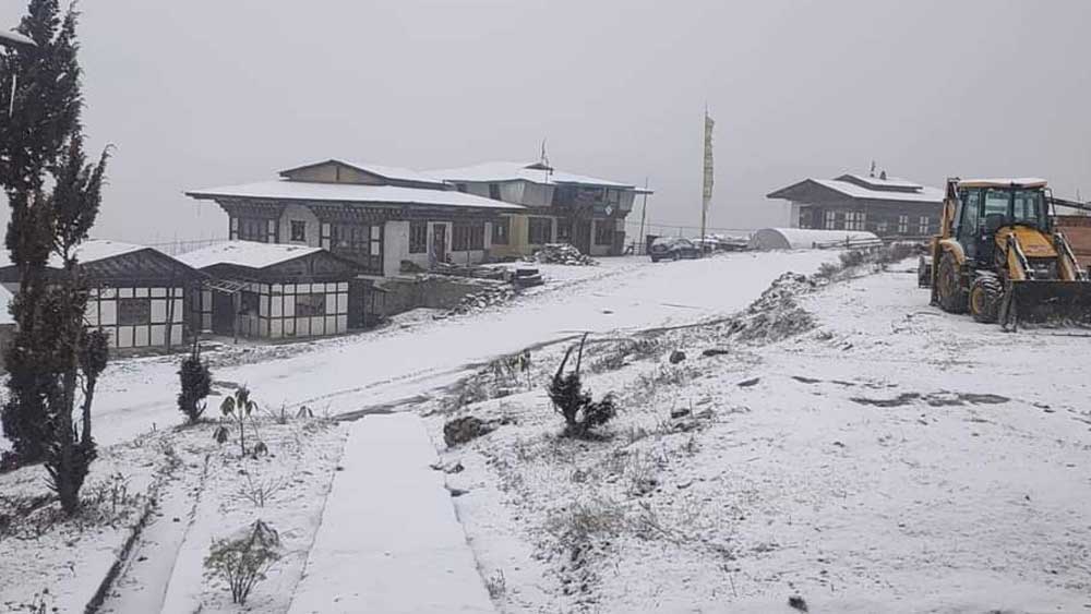 রেকর্ড তুষারপাত হল দার্জিলিঙে, ২০ বছর পর ফের বরফের চাদরে মুখ ঢাকল ঘুম