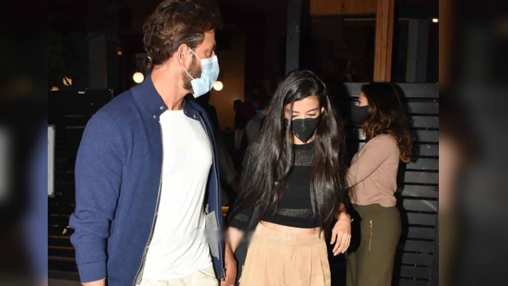 হৃতিকের হাতে হাত ধরে সাবা