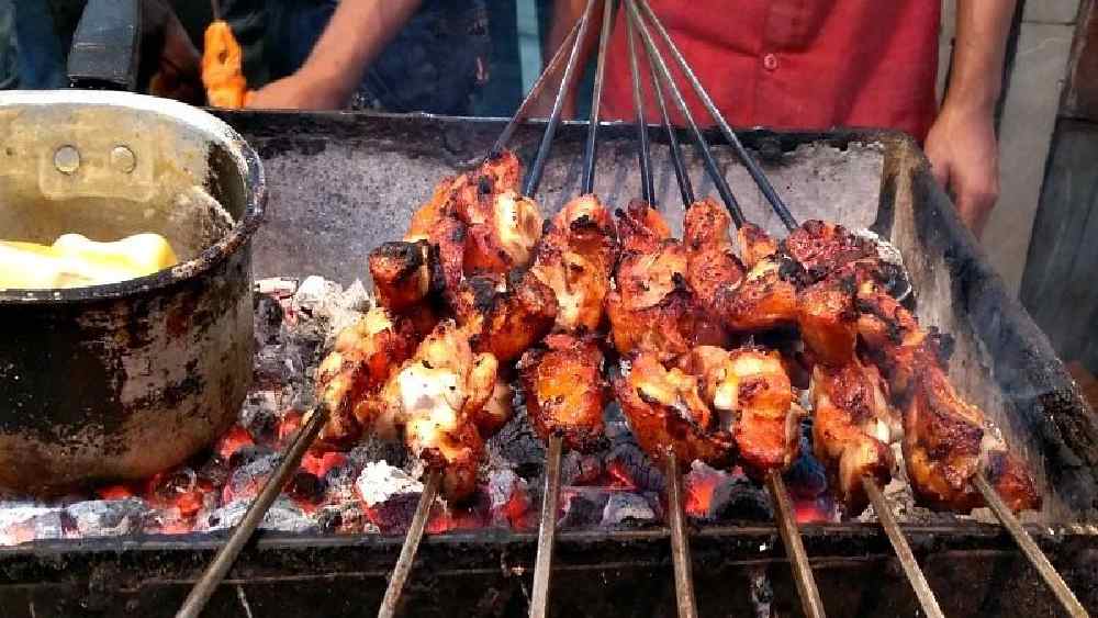 সরাসরি তন্দুরে সেঁকে নানা ধরনের কবাব থেকে রুটি বানানো হয়ে থাকে। আর সেই খাবারের পোড়া অংশই বাড়াতে পারে ক্যানসারের ঝুঁকি।