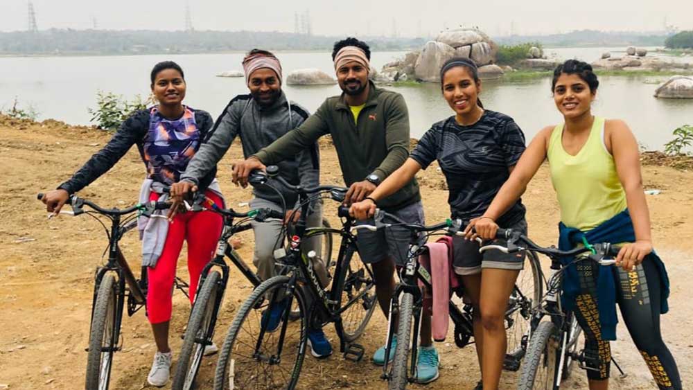 উত্তরপ্রদেশের আসন্ন বিধানসভা নির্বাচন প্রার্থী হয়েছেন তিনি। আর কিছু দিন পর তিনি আরও ব্যস্ত হয়ে যাবেন। কিন্তু তার মাঝেই ‘ভাইরাল’ সমাজবাদী পার্টি-র (এসপি) প্রার্থী চন্দ্রাবতী বর্মা। 