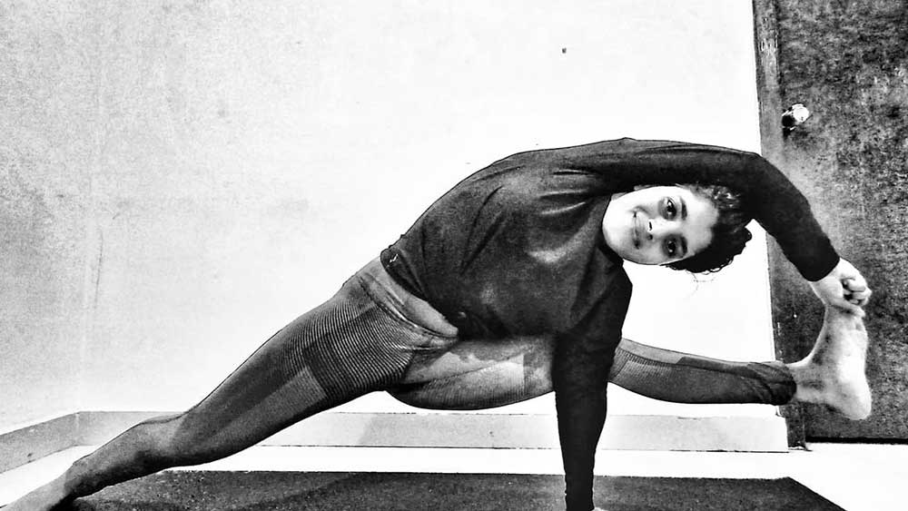 চন্দ্রাবতীকে উত্তরপ্রদেশের রথ বিধানসভা কেন্দ্রের প্রার্থী করেছেন অখিলেশ। সম্প্রতি দুই বন্ধুর সঙ্গে ‘ইয়ে দিল্লগি’ সিনেমার হিট গান ‘ওলে ওলে’-তে নাচার তাঁর একটি ভিডিয়ো ছড়িয়ে পড়েছে। তার পর থেকেই তিনি চর্চায়। বিতর্কের কেন্দ্রেও বটে।