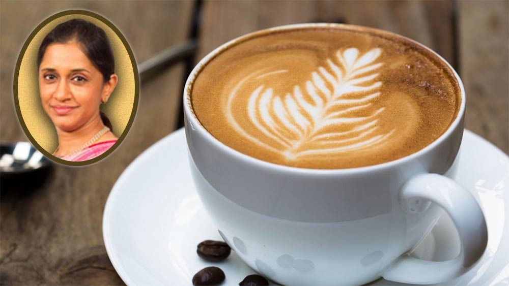 ‘এ লট ক্যান হ্যাপেন ওভার এ কাপ অব কফি’! সংস্থার প্রতিটি আউটলেটেই সংস্থার এই ট্যাগলাইন চোখে পড়ে। অনেকের মতে, ট্যাগলাইনের মতোই আকর্ষণীয় সংস্থার ঘুরে দাঁড়ানোর গল্প। বাস্তবে সেটাই সম্ভব করেছেন মালবিকা হেগড়ে। সিসিডি-র প্রয়াত কর্ণধার ভি জি সিদ্ধার্থের স্ত্রী!