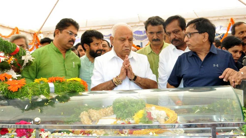 সিদ্ধার্থের মৃত্যু ছিল রহস্যে মোড়া। ৩১ জুলাই কর্নাটকের মেঙ্গালুরুর কাছে নেত্রাবতী নদী থেকে উদ্ধার হয়েছিল সিদ্ধার্থের দেহ। তার দিন দুয়েক আগেই বেঙ্গালুরু থেকে সকলেশপুরের দিকে গাড়িতে করে রওনা হয়েছিলেন তিনি। মাঝপথে মেঙ্গালুরুর দিকে গাড়ি নিয়ে যেতে বলেছিলেন চালক বাসবরাজ পাটিলকে। নেত্রাবতী নদীর উপরে একটি সেতুতে গাড়ি থামানোর পর চালককে বলেছিলেন, ‘‘একটু হেঁটে আসছি।’’ আর কখনও ফেরেননি সিদ্ধার্থ!