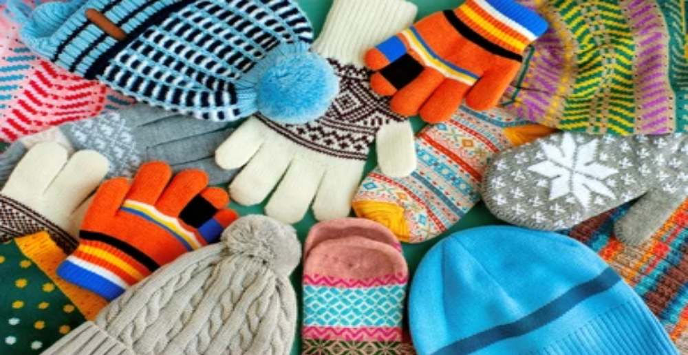 শ্রীরাম মার্কেটের সামনে এবং লিন্ডসে স্ট্রিটে বসে শীতের পোশাকের বড়সড় বাজার।