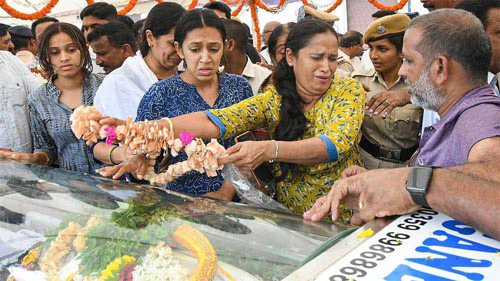 রহস্যজনক ভাবে নিখোঁজ হওয়ার পর দেশ জুড়ে তোলপাড় শুরু হয়েছিল। প্রাক্তন বিদেশমন্ত্রী তথা কর্নাটকের প্রাক্তন মুখ্যমন্ত্রী এস এম কৃষ্ণের জামাই সিদ্ধার্থের খোঁজে নেত্রাবতী নদীতে চিরুনিতল্লাশি চলেছিল। অবশেষে উদ্ধার হয় তাঁর দেহ। তার আগেই পাওয়া গিয়েছিল একটি টাইপ করা চিঠি। তাতে ছিল সিদ্ধার্থের স্বাক্ষর।