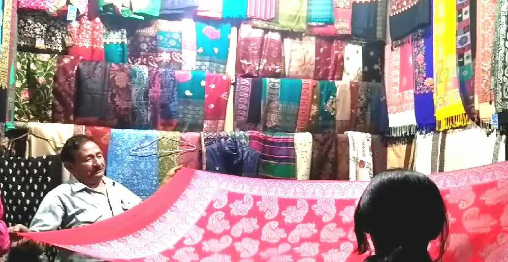 হেদুয়া পার্কের সামনে বিধান সরণির উপরে এ রাজ্যের বাইরে থেকে আসা মানুষ সাজান নানা ধরনের শীতবস্ত্রের সম্ভার। 