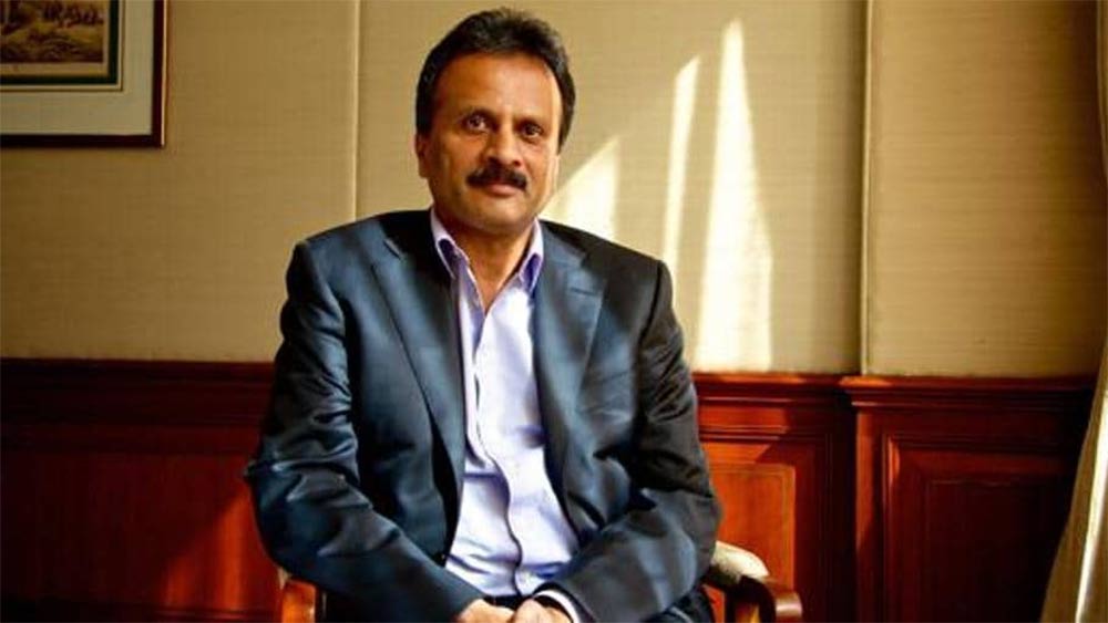 ওই চিঠিতে আরও লেখা ছিল, ‘একটি প্রাইভেট ইক্যুইটি পার্টনারের প্রবল চাপের ফলে মাস ছয়েক আগে এক বন্ধুর কাছ থেকে বিপুল অর্থ ঋণ নিয়ে বাজার থেকে শেয়ার ফেরাতে হয়েছিল। এই চাপ আর সহ্য করতে পারছি না। অন্য ঋণদাতারাও প্রবল চাপ দিচ্ছেন। আয়কর দফতরও আমাকে অন্যায় ভাবে হেনস্থা করেছে। তথ্যপ্রযুক্তি সংস্থা মাইন্ডট্রি-র সঙ্গে আমাদের চুক্তি আটকানোর জন্য আয়কর দফতরের প্রাক্তন ডিজি দু’বার আমাদের শেয়ার বাজেয়াপ্ত করেছিলেন। তার পরে সিসিডি-র শেয়ারেরও দখল নিয়েছিলেন। কিন্তু আমরা নিয়ম মেনেই সংশোধিত আয়কর রিটার্ন পেশ করেছিলাম। আয়করের এই পদক্ষেপের ফলে প্রবল আর্থিক সঙ্কট তৈরি হয়েছিল।’