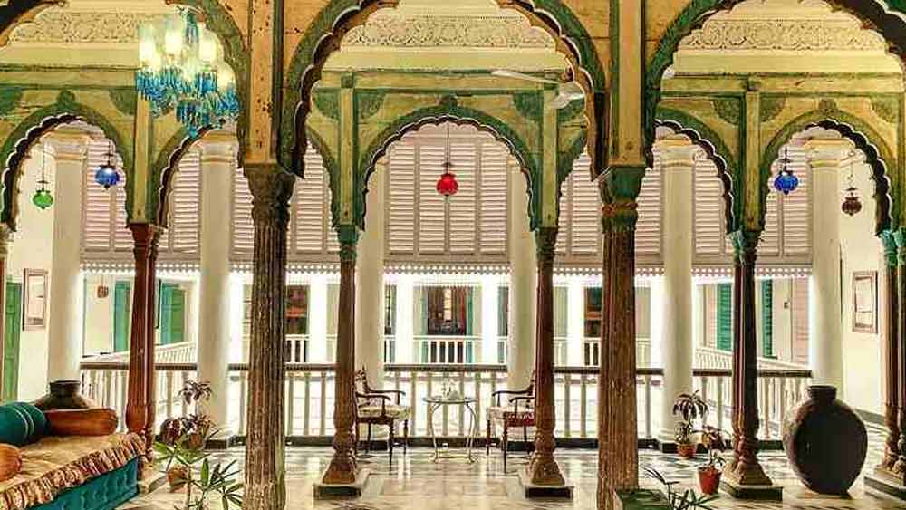 মুর্শিদাবাদের বড়ি কোঠি অষ্টাদশ শতকের শেষের দিকে নির্মিত হয়েছিল। বড়ি কোঠিটি তিন-চতুর্থ একর জমি জুড়ে বিস্তৃত এবং বাড়ির অন্যান্য অংশগুলির মধ্যে একটি শীশ মহল, লাইব্রেরি, সঙ্গীত কক্ষ, দরবার হল, জানানা চক, গাদ্দি ঘর, হালওয়াই খানা, গুলাবি চাওয়ারা রয়েছে।