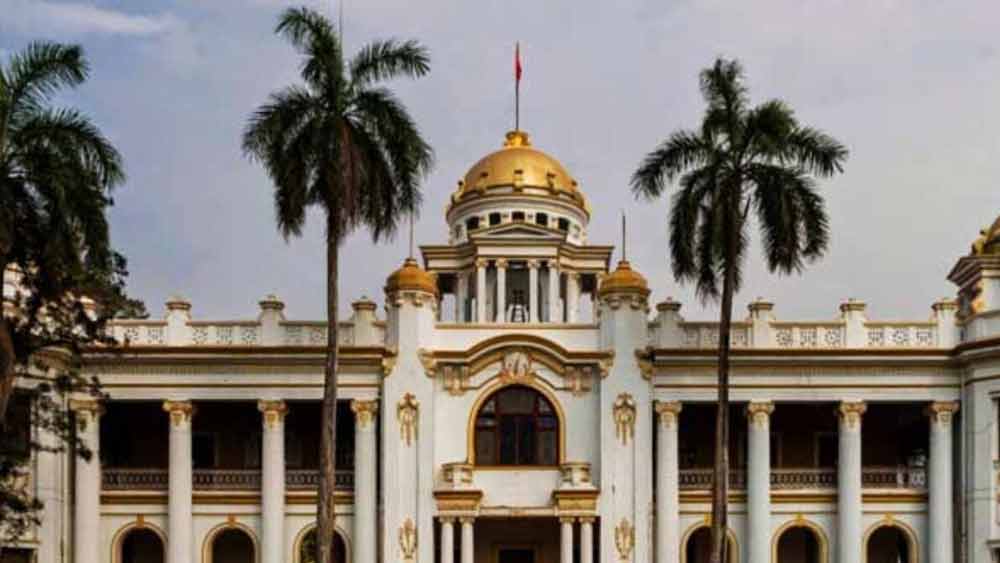 রাজস্থানের একজন ব্যবসায়ী জনার্ধন উপাধ্যায় গর্গ মহিষাদলে ষোড়শ শতকে জমিদারি প্রতিষ্ঠা করেছিলেন। তিনিই প্রাসাদ বা রাজবাড়ি এবং মন্দির নির্মাণ করেছিলেন। বিশাল এলাকা জুড়ে বিস্তৃত মহিষাদল রাজবাড়ির দুটি প্রাসাদ রয়েছে। কাছারি বা কোর্ট হাউস, একটি ঘাট, একটি বৃহৎ নবরত্ন মন্দির, সবই একটি প্রতিরক্ষামূলক পরিখা দ্বারা বেষ্টিত। বহু বছর ধরে ক্ষয়ে যাওয়া বিশাল সম্পত্তি এখন সংস্কার করে দর্শনার্থীদের জন্য উন্মুক্ত করা হচ্ছে।