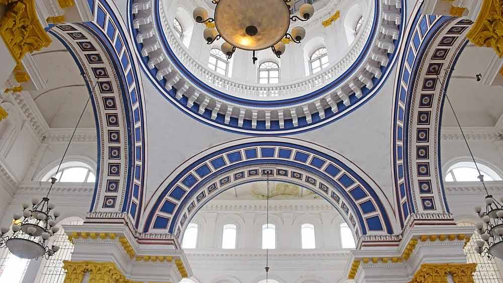 এই রাজবাড়ির প্রধান প্রবেশদ্বারটি রোমের সেন্ট পিটার চার্চের মতো এবং ঘরগুলোর দেয়াল ও ছাদে সুন্দর চিত্রকর্ম রয়েছে। এক শতাব্দী আগের রাজপরিবার যে নান্দনিকতা এবং ঐশ্বর্য উপভোগ করেছিল তার আভাস সহজেই মিলবে এইখানে।