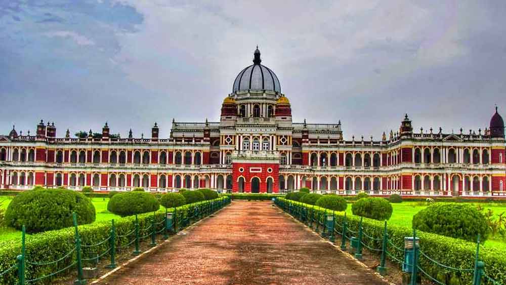 কোচবিহার রাজবাড়ি ভিক্টর জুবিলি প্যালেস নামেও পরিচিত এবং এটিকে আমাদের দেশের ঐতিহাসিক সম্পদ হিসেবে বিবেচনা করা হয়। এই রাজবাড়িটি ১৮৮৭ সালে মহারাজা নৃপেন্দ্র নারায়ণের শাসনামলে নির্মিত হয়েছিল এবং এর নকশাটি লন্ডনের বাকিংহাম প্যালেস দ্বারা অনুপ্রাণিত। 