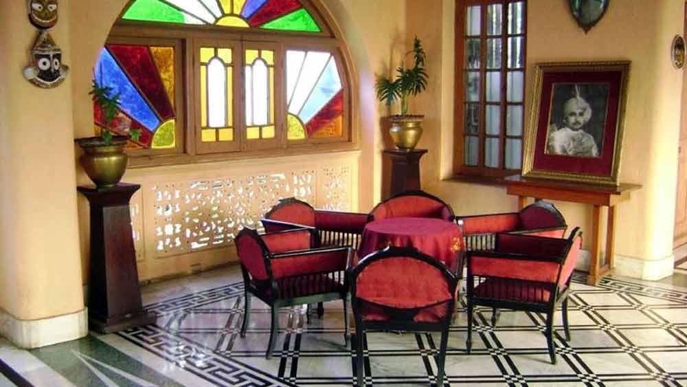 এই রাজবাড়ি আপনাকে গথিক স্থাপত্য দেখার সুযোগ দেয়, যা ইটালীয় এবং ইসলামিক শৈলীর সংমিশ্রণ। ঝাড়গ্রাম রাজবাড়ি ঝাড়গ্রাম জেলায় অবস্থিত মল্ল দেব রাজপরিবারের বর্তমান আবাসস্থল। কলকাতা থেকে এক দিনের জন্য আপনি ঘুরে আসতেই পারেন এখানে।