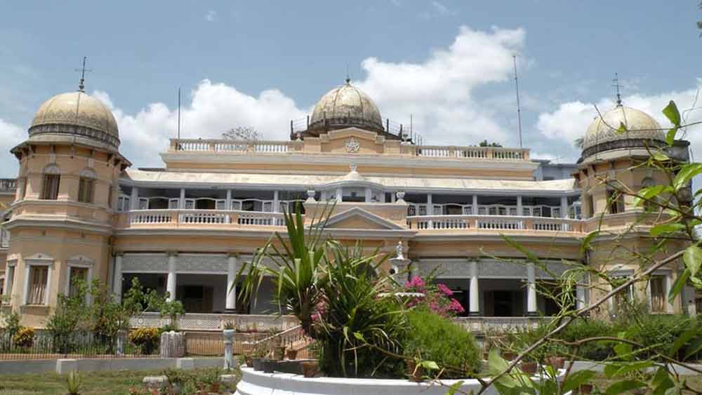 ঝাড়গ্রাম হল পশ্চিমবঙ্গের একটি মনোরম শহর যা বেলপাহাড়ি পাহাড় এবং সুবর্ণরেখা ও কংসাবতীর মতো নদী দ্বারা বেষ্টিত। ঝাড়গ্রাম রাজবাড়ি পর্যটকদের জন্য একটি কেন্দ্রীয় আকর্ষণ। এর একটি সমৃদ্ধ সাংস্কৃতিক এবং ঐতিহাসিক ঐতিহ্য রয়েছে যা মুঘল রাজবংশের সঙ্গে জড়িত। 