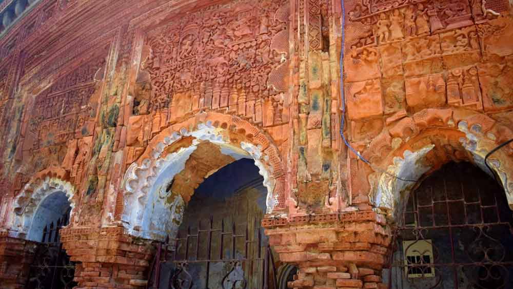 এই বাড়ির অট্টালিকা সংলগ্ন শিব ও লক্ষ্মীর মন্দির রয়েছে। লক্ষ্মী মন্দিরটি বাংলার পঞ্চ-রত্ন শৈলীতে নির্মিত। মন্দিরের গায়ে চমৎকার পোড়ামাটির খোদাই রয়েছে যা রামায়ণের কাহিনী চিত্রিত করে।