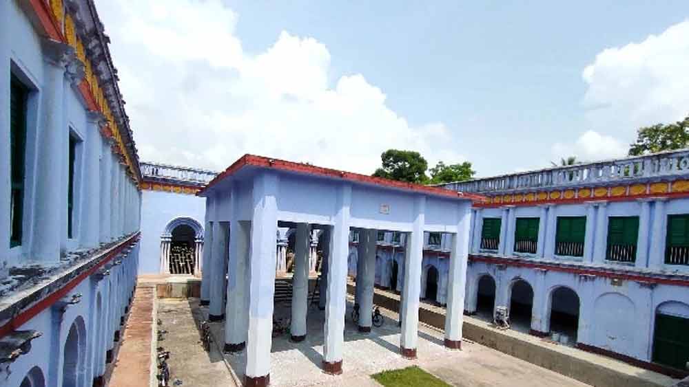 ‘বড় বাড়ি’ বা ‘সরকার বাড়ি’ নামে পরিচিত, সুরুল রাজবাড়িটি বীরভূম জেলার একজন বিশিষ্ট জমিদার শ্রীনিবাস সরকার নির্মাণ করেছিলেন। তিনি আঠারো শতকে ব্রিটিশ ইস্ট ইন্ডিয়া কোম্পানির পৃষ্ঠপোষকতায় তাদের জাহাজের জন্য পাল বিক্রি করে বিশিষ্ট হয়ে ওঠেন। 