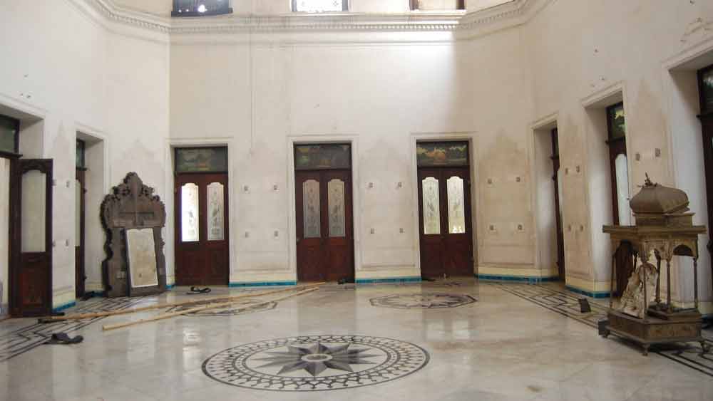 কথিত আছে যে মহারাজা নীলমণি সিংহ দেও ব্রিটিশদের সঙ্গে যুদ্ধ করেছিলেন এবং পঞ্চকোট এলাকাকে ব্রিটিশদের হাত থেকে মুক্ত করেছিলেন। পরে তাঁকে গ্রেফতার করে কলকাতার আলিপুর সেন্ট্রাল জেলে রাখা হয়। তিনি একটি বিশাল প্রাসাদ তৈরি করেছিলেন যা তার নাতি মহারাজা জ্যোতি প্রসাদ সিংহ দেও পুনর্নির্মাণ করেছিলেন। পঞ্চকোট রাজবংশের তাঁকে ‘কাশীপুরের রাজা বাহাদুর’ উপাধিতে ভূষিত করা হয়।